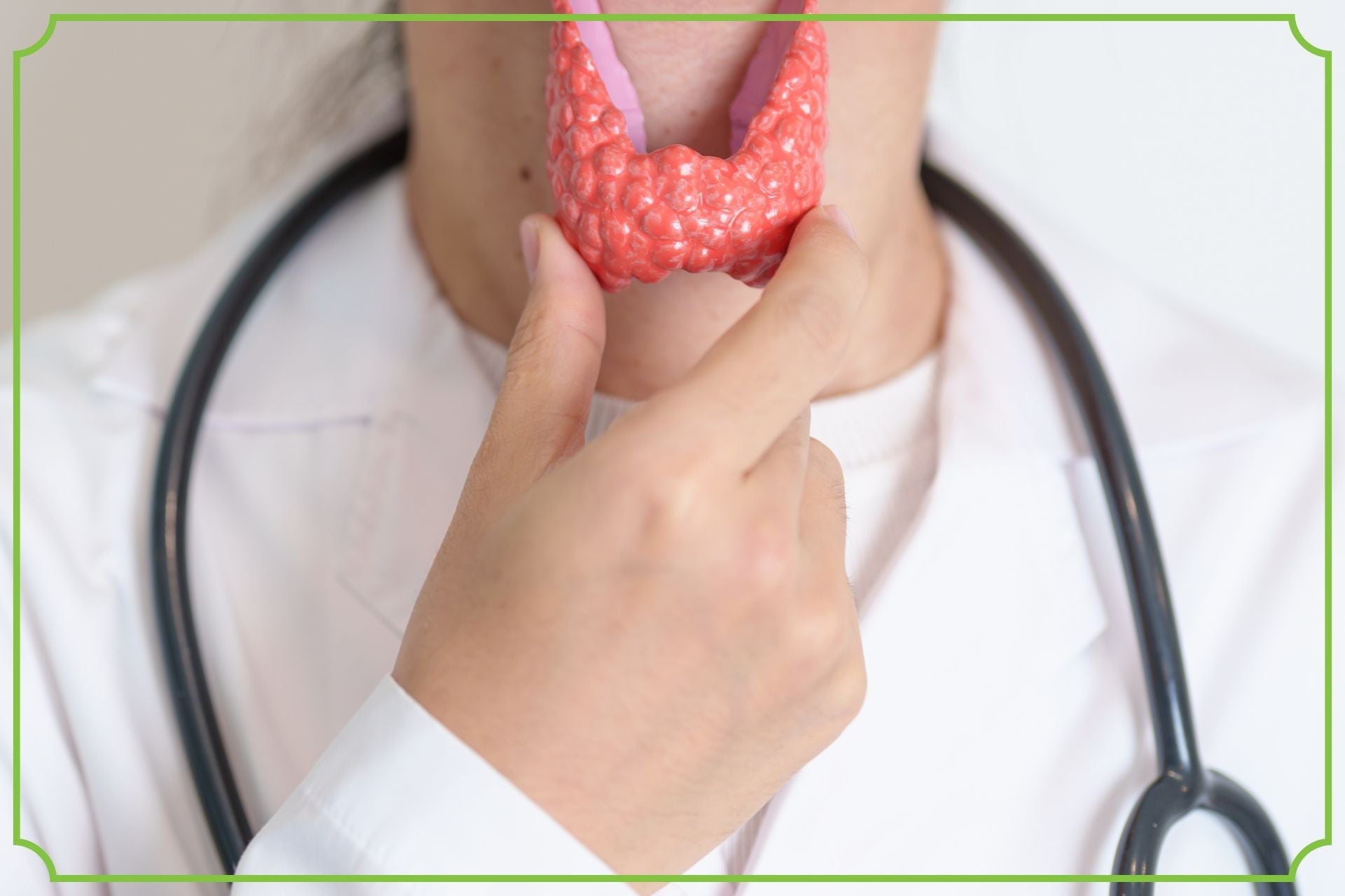 objawy, profilaktyka i leczenie - Choroba Hashimoto (autoimmunologiczne zapalenie tarczycy) - zdjęcie poglądowe