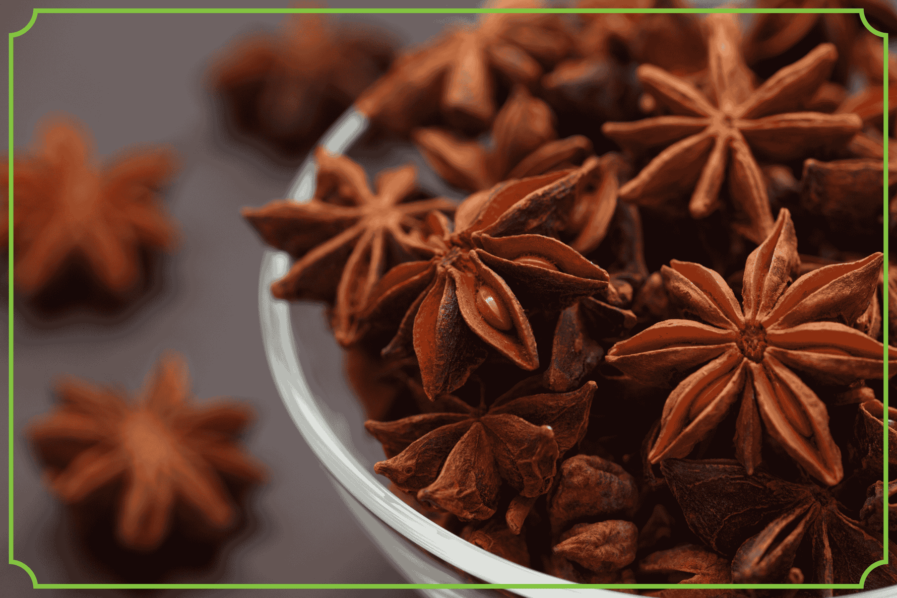 Gwiazdki anyżu w szklanej miseczce i rozsypane obok. Naturalna przyprawa z wyjątkowymi właściwościami, idealna do kulinarnych zastosowań.