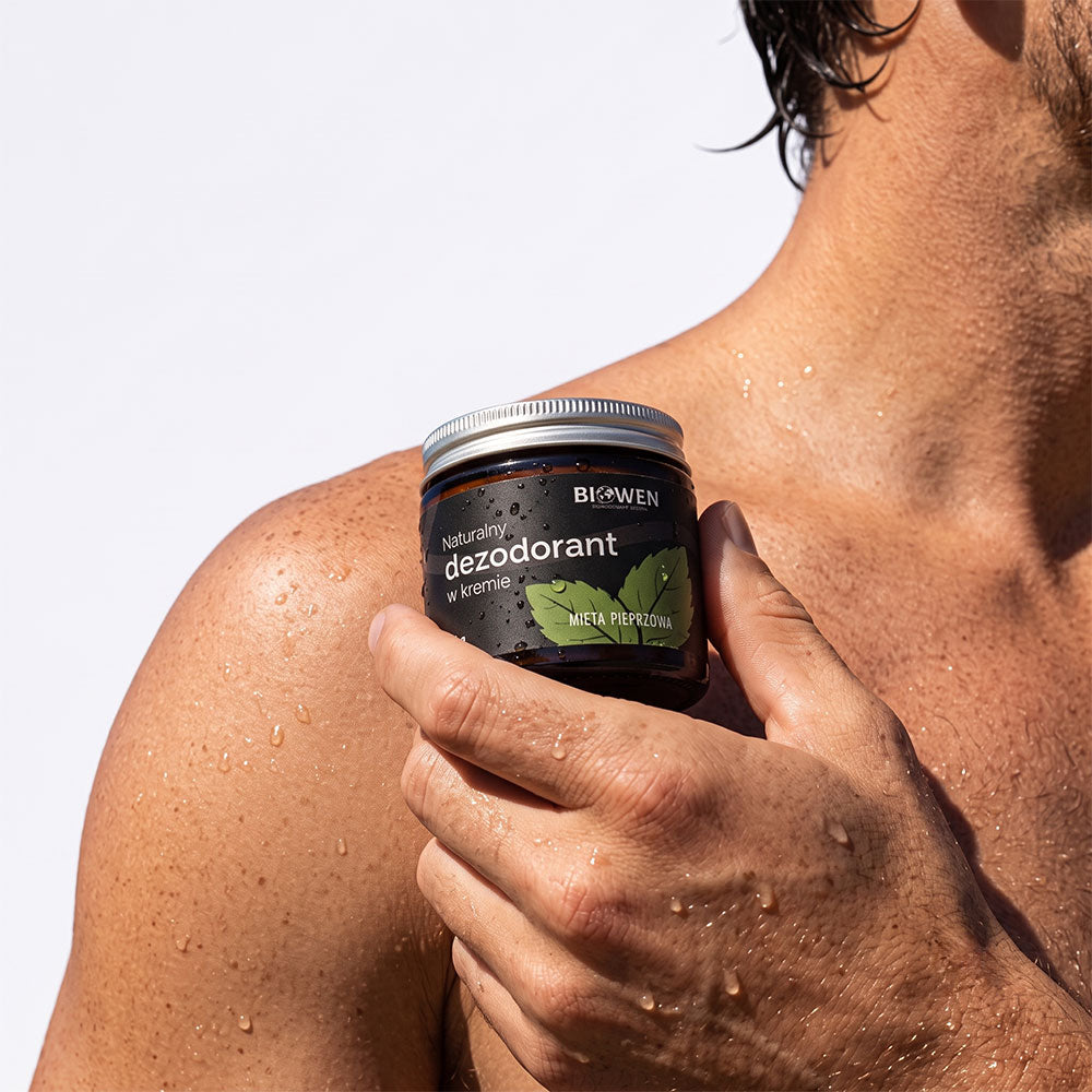 Mężczyzna trzymający naturalny dezodorant w kremie Biowen 65 g o zapachu mięty pieprzowej.