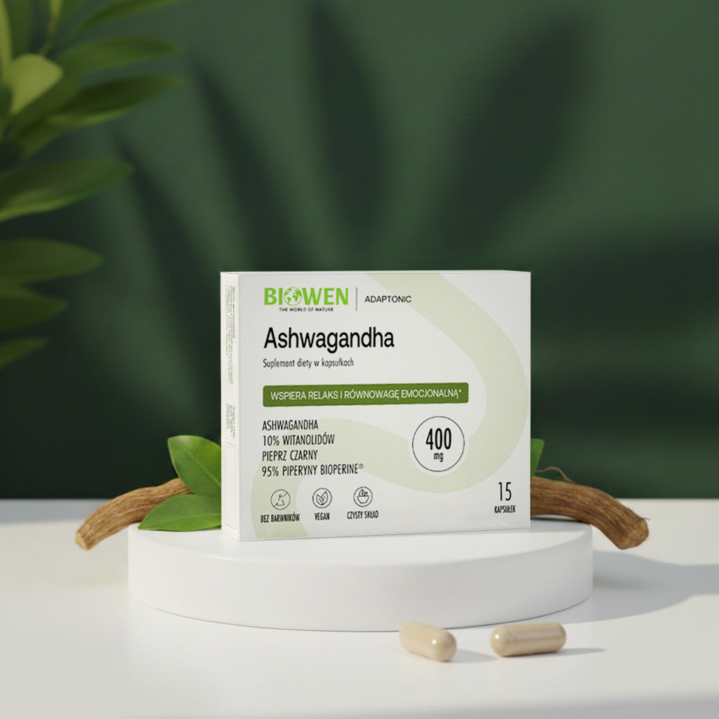 Opakowanie Ashwagandha Biowen 400 mg z kapsułkami na jasnej podstawce na tle zielonych liści
