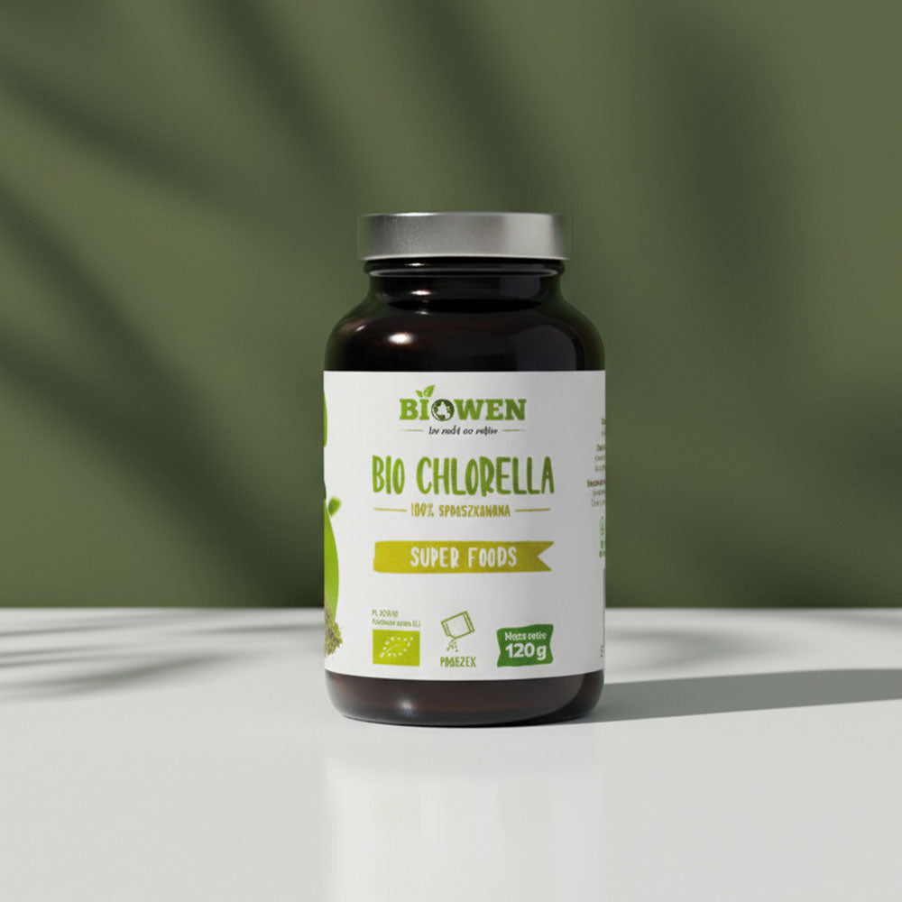 Bio Chlorella Biowen 120 g na białej powierzchni z zielonym tłem.