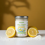 Słoik Biowen Vital Charge+ 250 g z proszkiem i połówkami cytryn na białym blacie