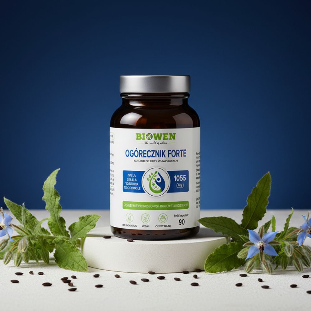 Słoiczek Biowen Ogórecznik Forte 90 kapsułek otoczony nasionami i kwiatami ogórecznika na tle w odcieniach niebieskiego.