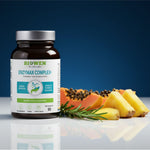 Słoiczek Biowen EnzyMax Complex+ 90 kapsułek obok ananasa, papai i gałązki rozmarynu