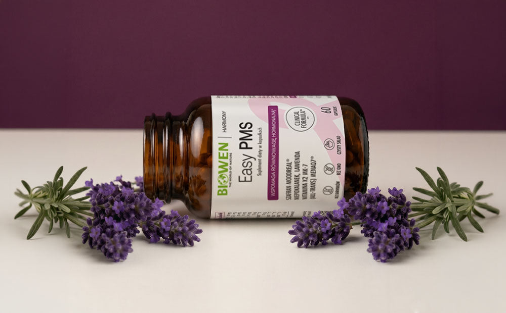 suplement diety Easy PMS Biowen w szklanej butelce z lawendą na jasnym tle, produkt dla kobiet, naturalny skład