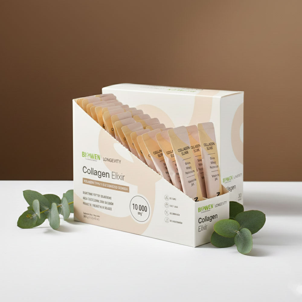 Białe pudełko Biowen Collagen Elixir zawierające 30 beżowych saszetek z kolagenem do picia 10 000 mg, na neutralnym tle z dekoracją z zielonych liści eukaliptusa