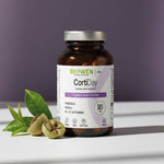 Suplement CortiDay Biowen 60 kapsułek z liśćmi i połówkami owoców ustawiony na fioletowym tle