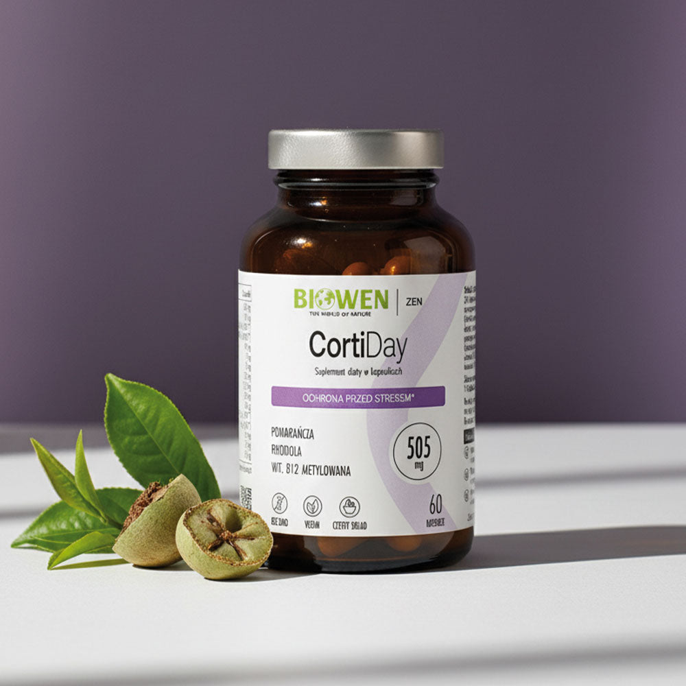 Suplement CortiDay Biowen 60 kapsułek z liśćmi i połówkami owoców ustawiony na fioletowym tle