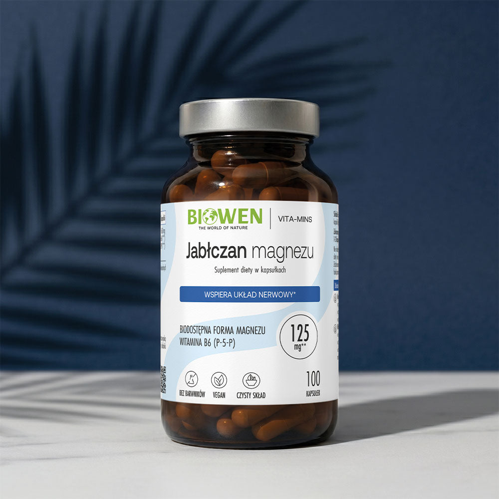 Jabłczan magnezu Biowen w kapsułkach w szklanym opakowaniu na jasnym tle z cieniem liścia palmowego