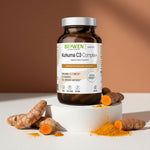 Kurkuma C3 Complex+ Biowen Gastro – suplement diety w kapsułkach z kurkuminą, imbirem i piperyną Bioperine, 60 kapsułek, na tle świeżych korzeni kurkumy i złotego proszku