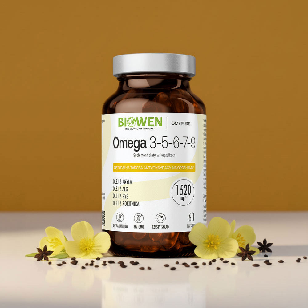 Opakowanie Omega 3-5-6-7-9 Biowen 1520 mg z kapsułkami na jasnej powierzchni z kwiatami i przyprawami na tle żółtego tła