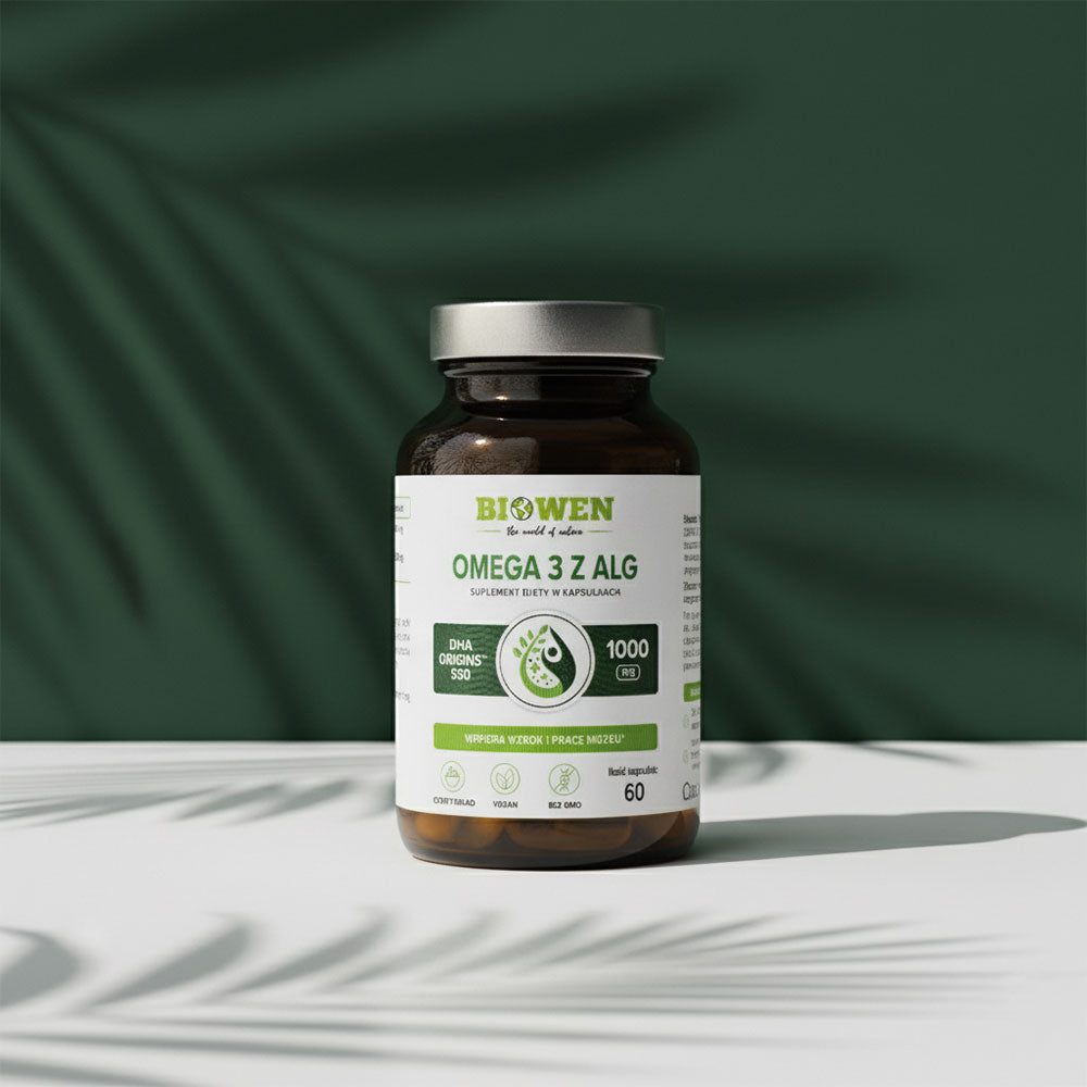 Butelka suplementu Omega 3 z alg Biowen 60 kapsułek na białym blacie z zielonym tłem.