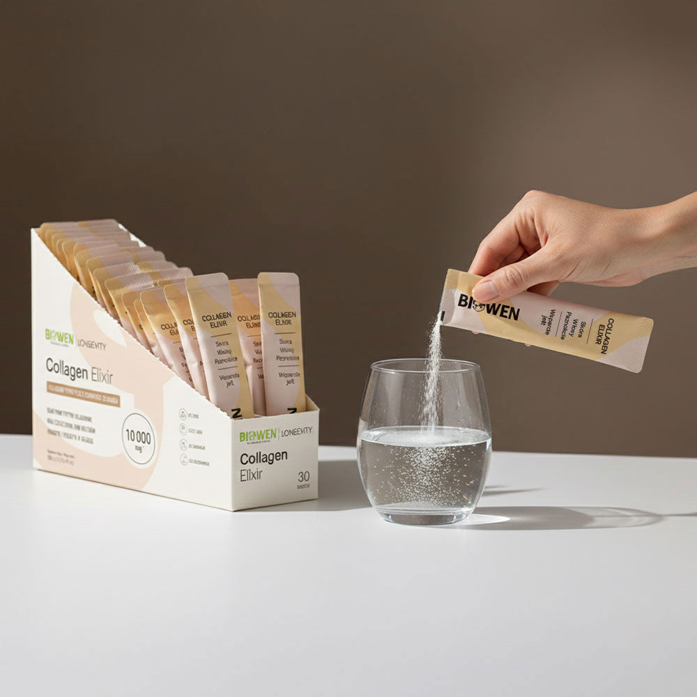 Dłoń wsypuje proszek kolagenowy z beżowej saszetki Biowen Collagen Elixir do szklanki z wodą, w tle białe opakowanie z 30 saszetkami na beżowym tle