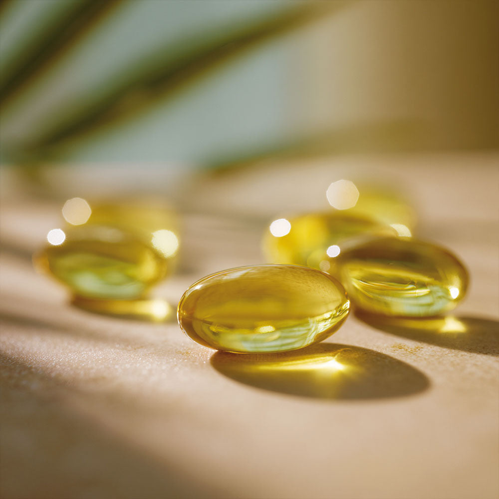 Kapsułki Witamina D3 Biowen 120 kapsułek w złotym świetle na jasnym tle.