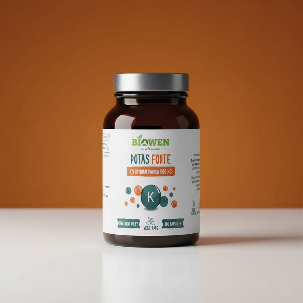 Butelka suplementu Potas Forte Biowen 100 kapsułek na białym blacie z pomarańczowym tłem.