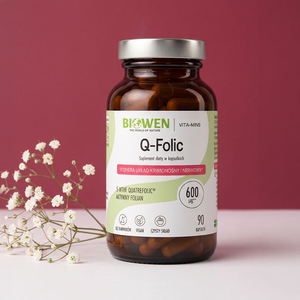 Q-Folic Biowen 600 µg, suplement diety z aktywnym folianem 5-MTHF Quatrefolic, opakowanie 90 kapsułek na różowym tle z białymi kwiatami.