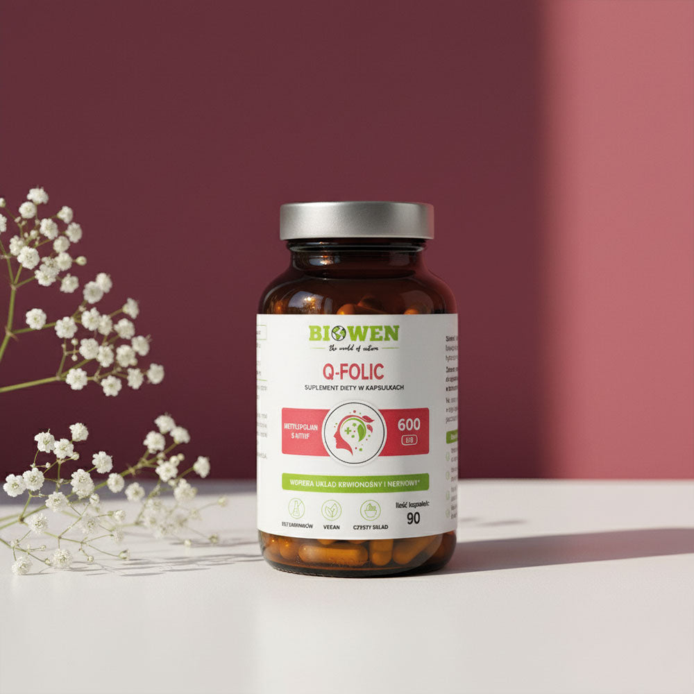  Q-Folic Kwas Foliowy Biowen ustawiony na jasnym blacie z kwiatami w tle
