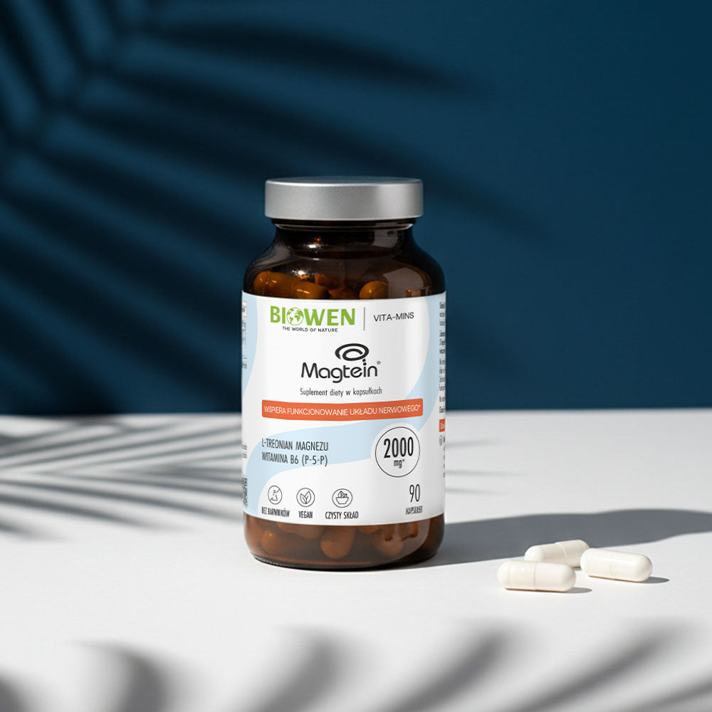 Opakowanie Treonian magnezu Magtein® Biowen 2000 mg z kapsułkami na jasnej powierzchni na tle niebieskiego tła