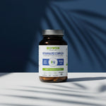 Słoiczek Biowen Witamina B12 Complex+ 60 kapsułek ustawiony na białej powierzchni z niebieskim tłem.