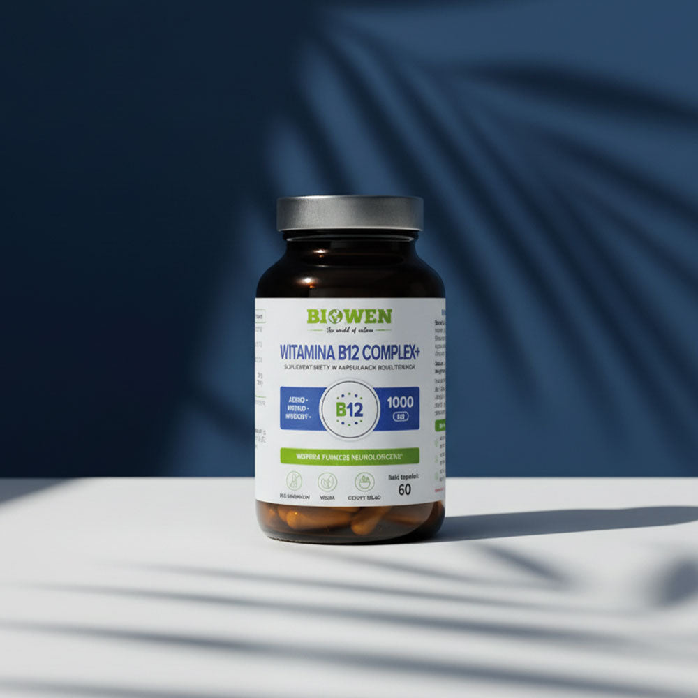 Słoiczek Biowen Witamina B12 Complex+ 60 kapsułek ustawiony na białej powierzchni z niebieskim tłem.