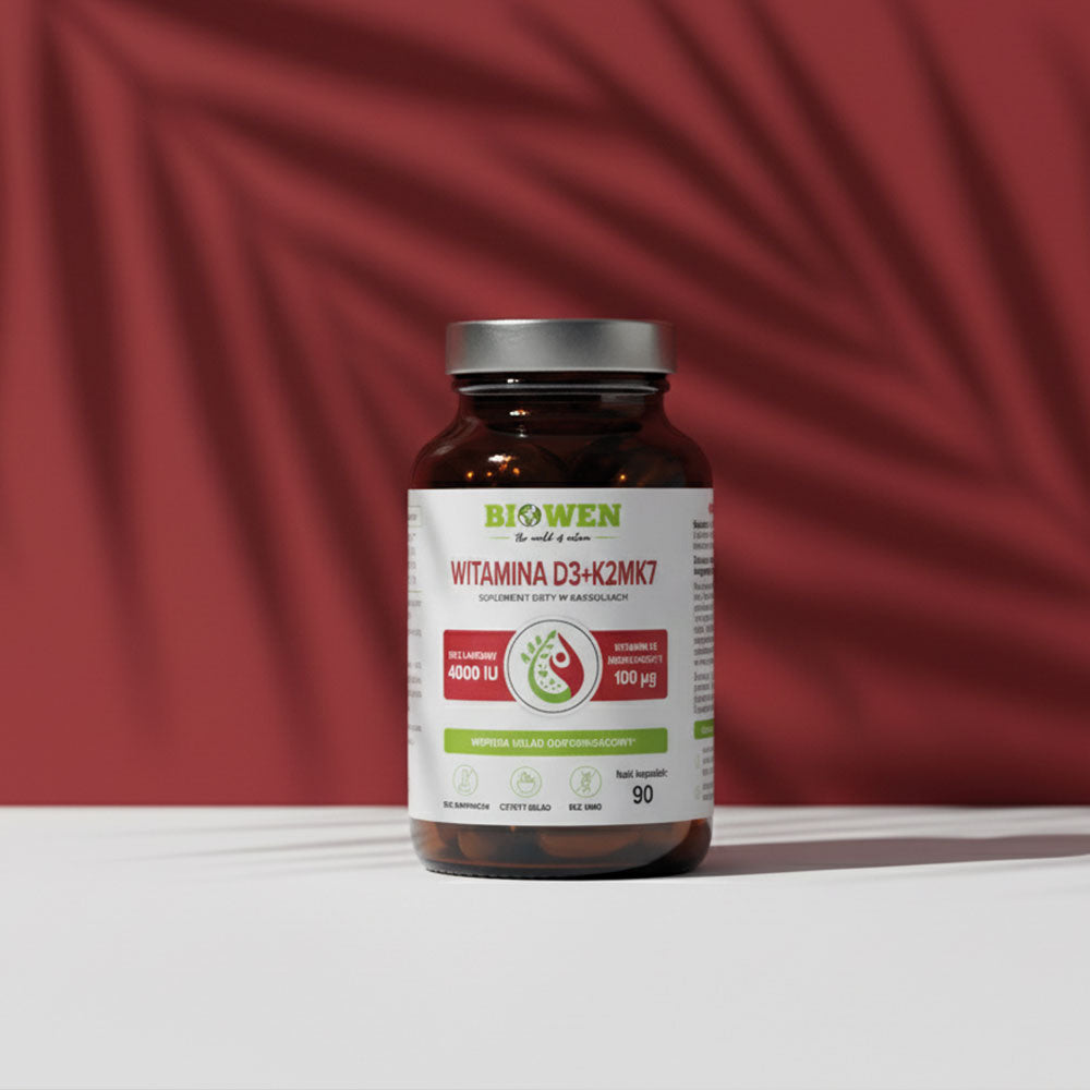 Szklany słoik Witamina D3 + K2 Biowen 90 kapsułek z cieniem liścia na czerwonym tle.