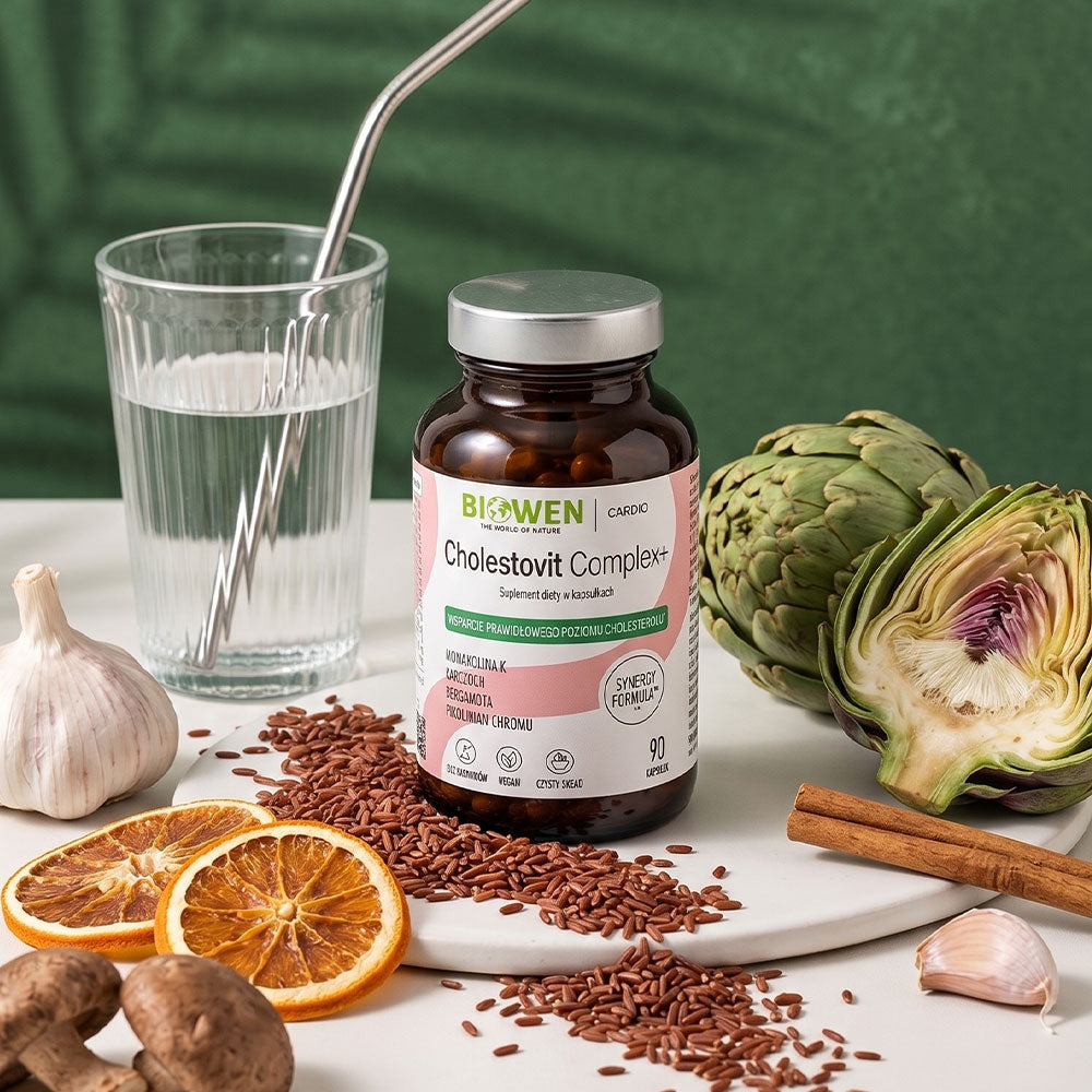 Cholestovit Complex+ Biowen, 90 kapsułek, w aranżacji z karczochem, czerwonym ryżem, czosnkiem i szklanką wody