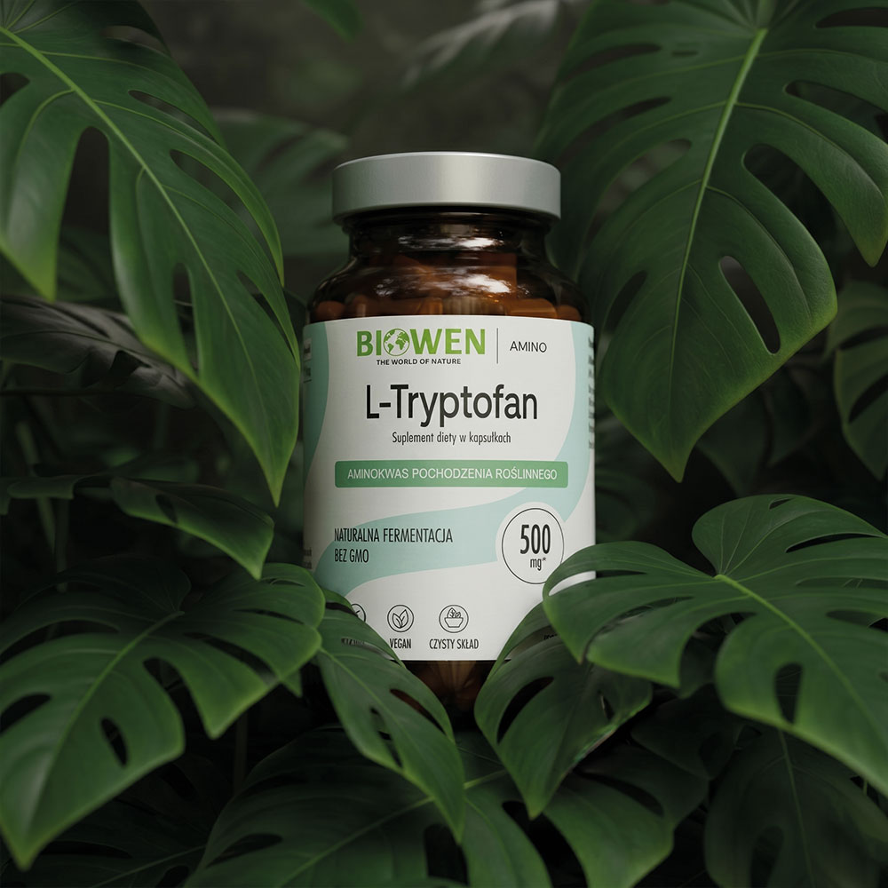 L-Tryptofan Biowen 500 mg w kapsułkach wśród zielonych liści roślin tropikalnych