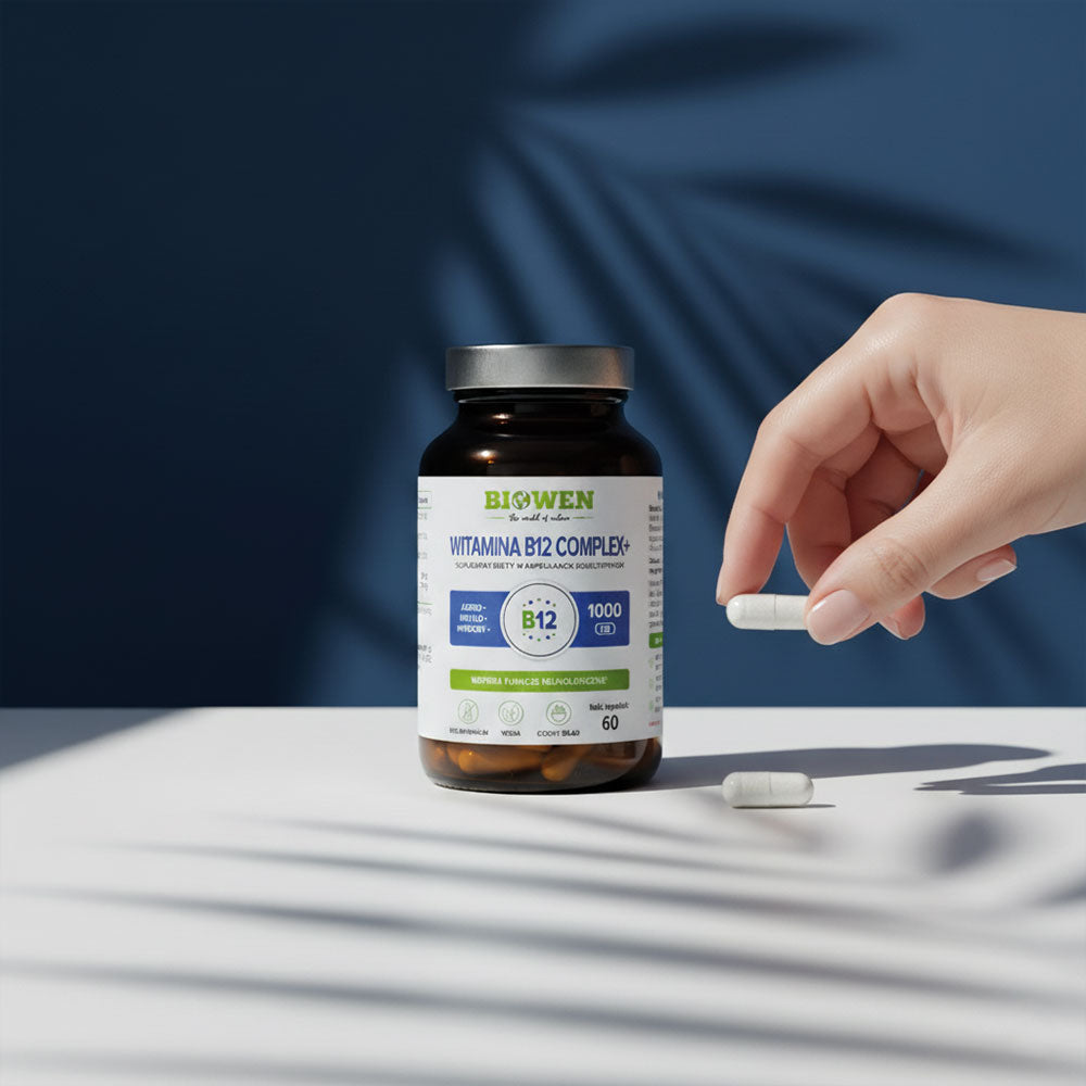Dłoń trzyma kapsułkę Biowen Witamina B12 Complex+ obok słoiczka suplementu.
