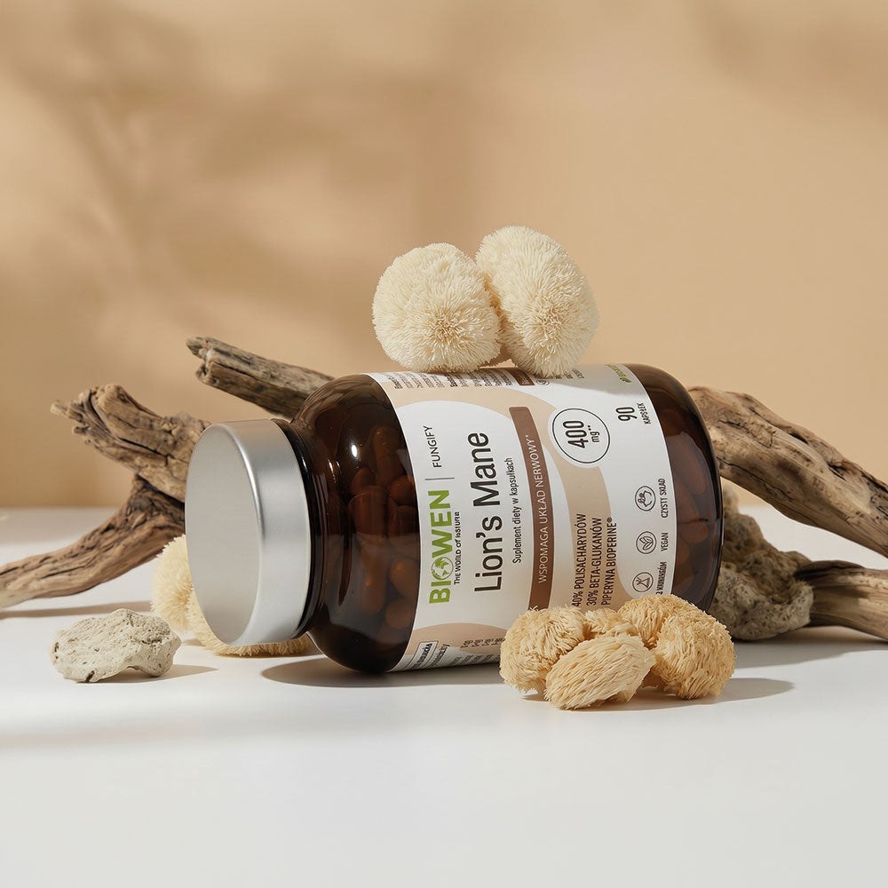 Biowen Lion’s Mane 400 mg, opakowanie 90 kapsułek w otoczeniu soplówki jeżowatej i drewna