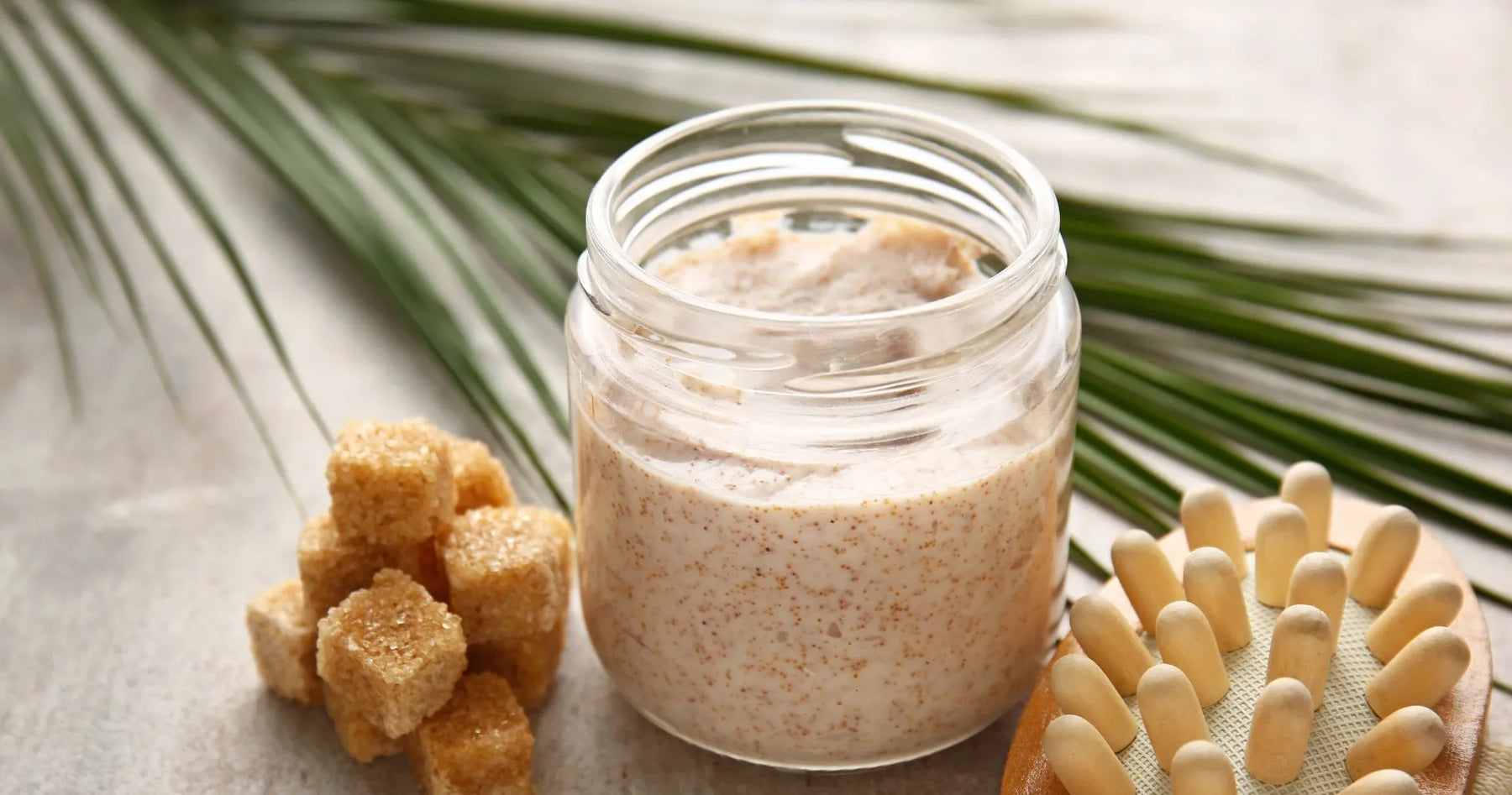 Domowy peeling cukrowy w słoiczku z naturalnych składników – sposób na gładką i zdrową skórę pośladków.