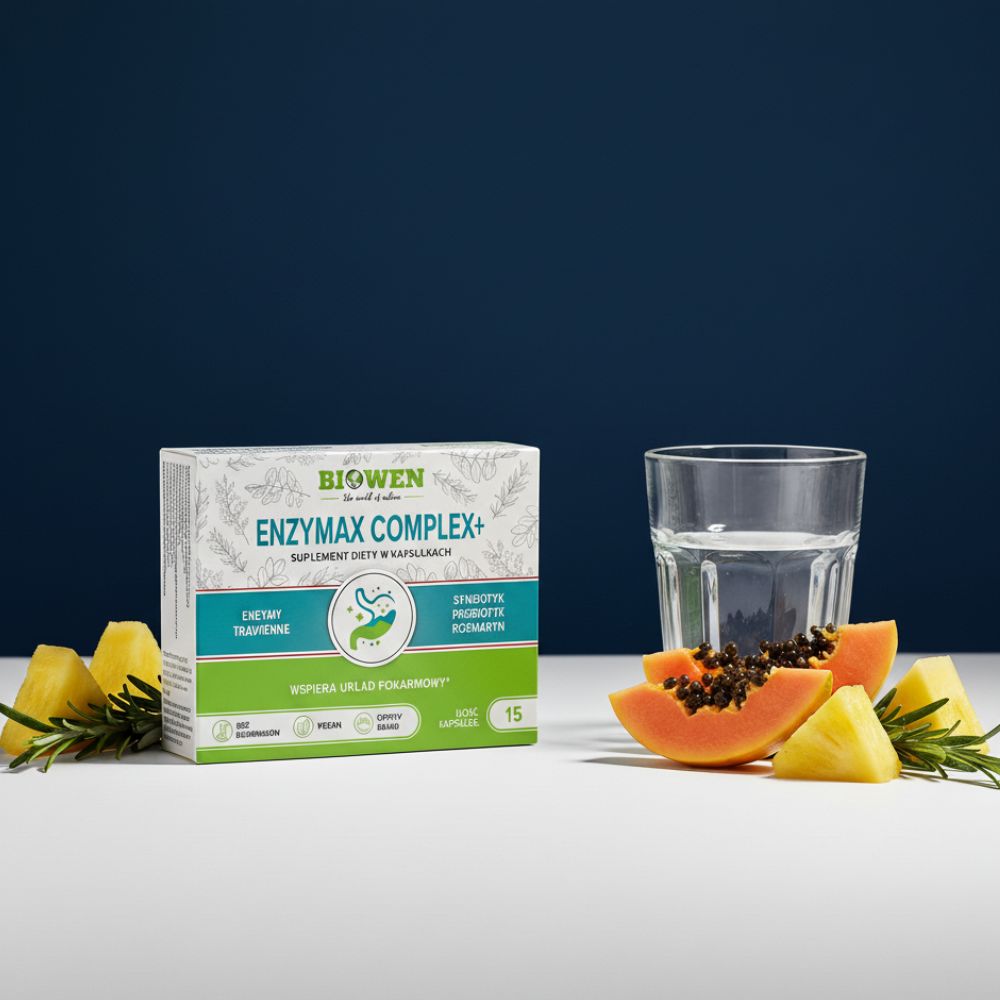 Opakowanie EnzyMax Complex+ Biowen 15 kapsułek obok szklanki wody, kawałków papai, ananasa i gałązki rozmarynu.