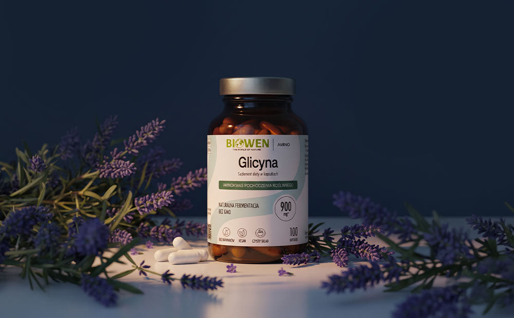 Glicyna Biowen 900 mg, suplement diety w kapsułkach, opakowanie 100 kapsułek w otoczeniu gałązek lawendy i rozsypanych kapsułek.