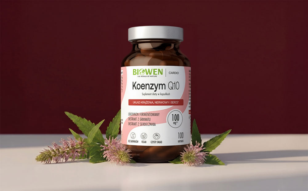 Koenzym Q10 Biowen z roślinnymi dodatkami na bordowym tle