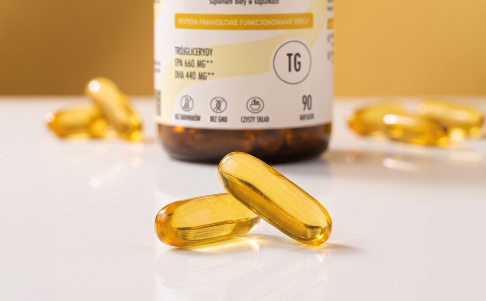 Kapsułki Omega 3 Biowen z EPA 660 mg i DHA 440 mg na tle opakowania produktu