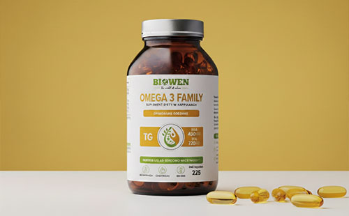 Butelka suplementu Omega 3 Family Biowen na żółtym tle z kilkoma kapsułkami ułożonymi obok.