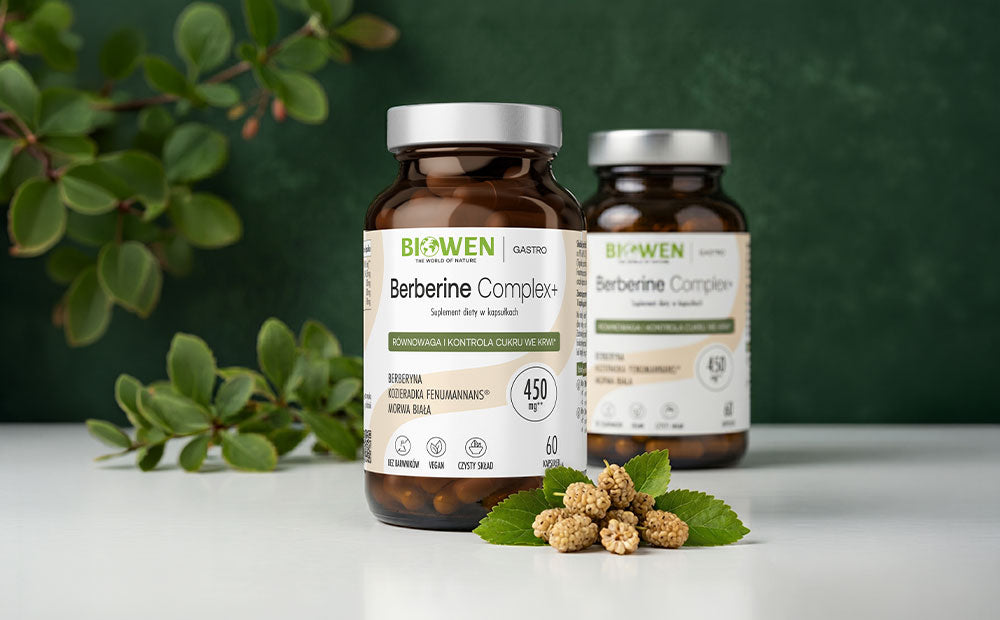 Dwa opakowania suplementu diety Biowen Berberine Complex+ 450 mg z dodatkiem morwy białej na zielonym tle z naturalnymi liśćmi i owocami morwy
