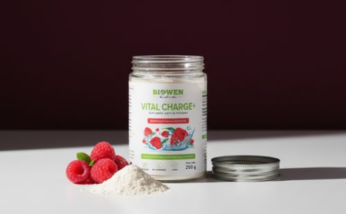 Elektrolity Vital Charge+ Biowen 250g, smak malinowy. Proszek na nawodnienie i energię. Zdjęcie opakowania i malin.