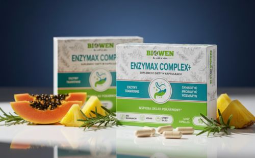 Dwa opakowania EnzyMax Complex+ Biowen 15 kapsułek z papają, ananasem, rozmarynem i leżącymi kapsułkami na pierwszym planie.