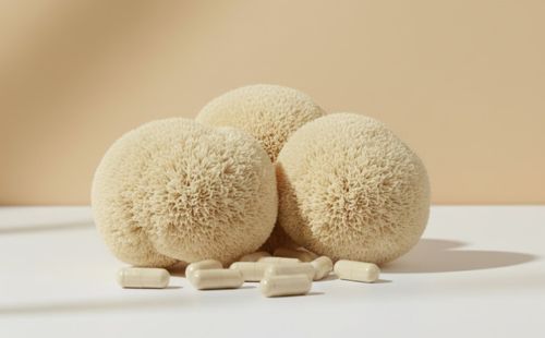 Soplówka jeżowata i kapsułki Lion’s Mane Biowen na beżowym tle