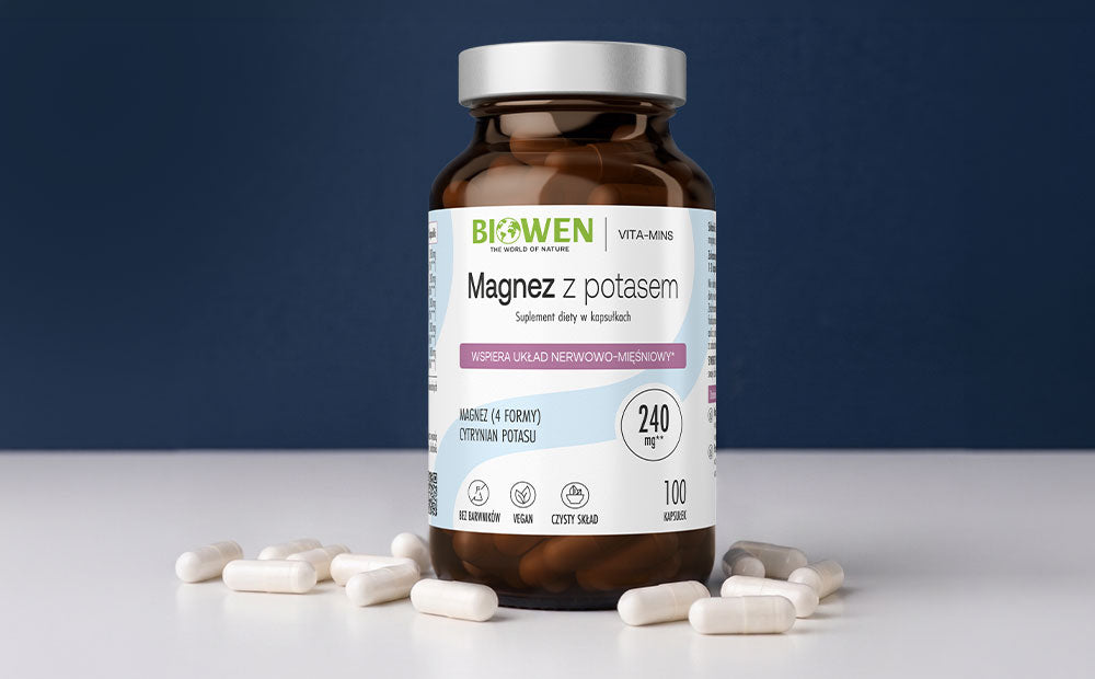 Magnez z potasem Biowen 240 mg z kapsułkami na białym tle