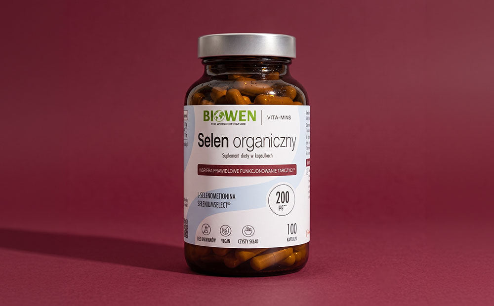 Selen organiczny Biowen 200 µg, 100 kapsułek, na bordowym tle.