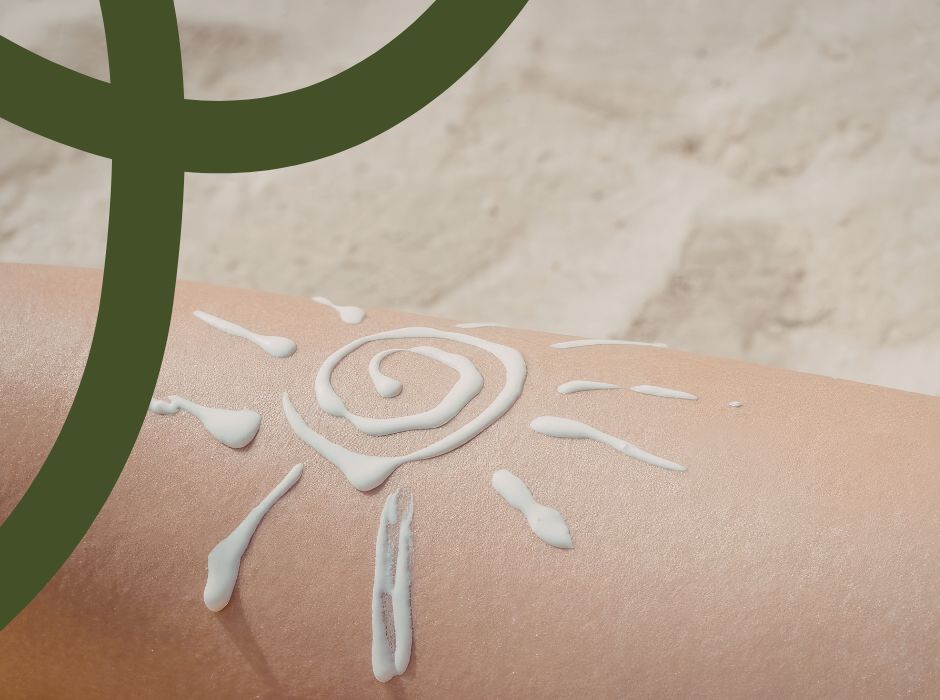 Krem z filtrem SPF na skórze w kształcie słońca jako symbol ochrony przeciwsłonecznej latem.