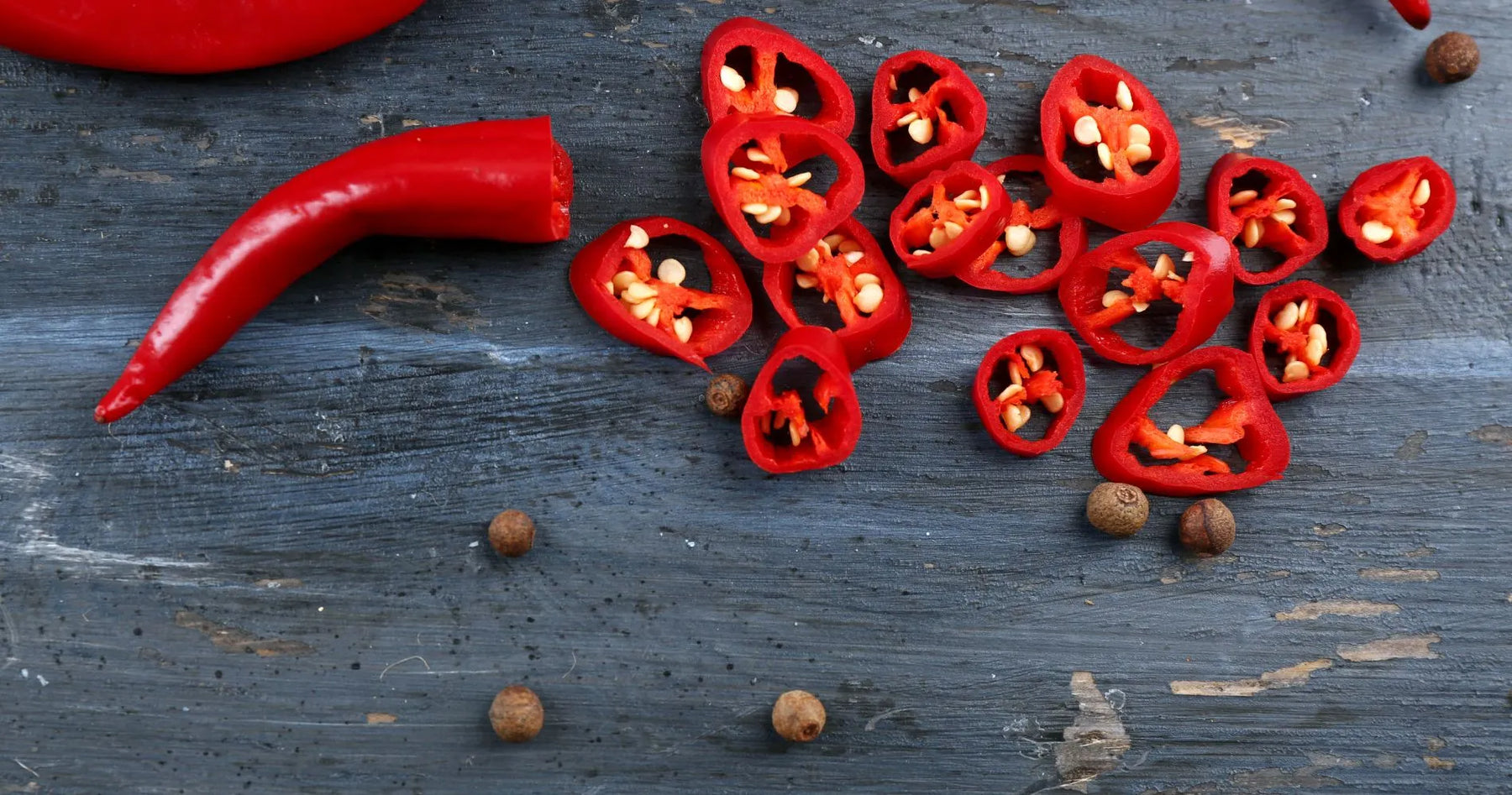 Świeża i pokrojona papryczka chili – naturalne źródło kapsaicyny.