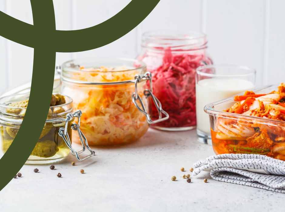 Kiszonki, kefir i kimchi jako element diety wspierającej jelita.