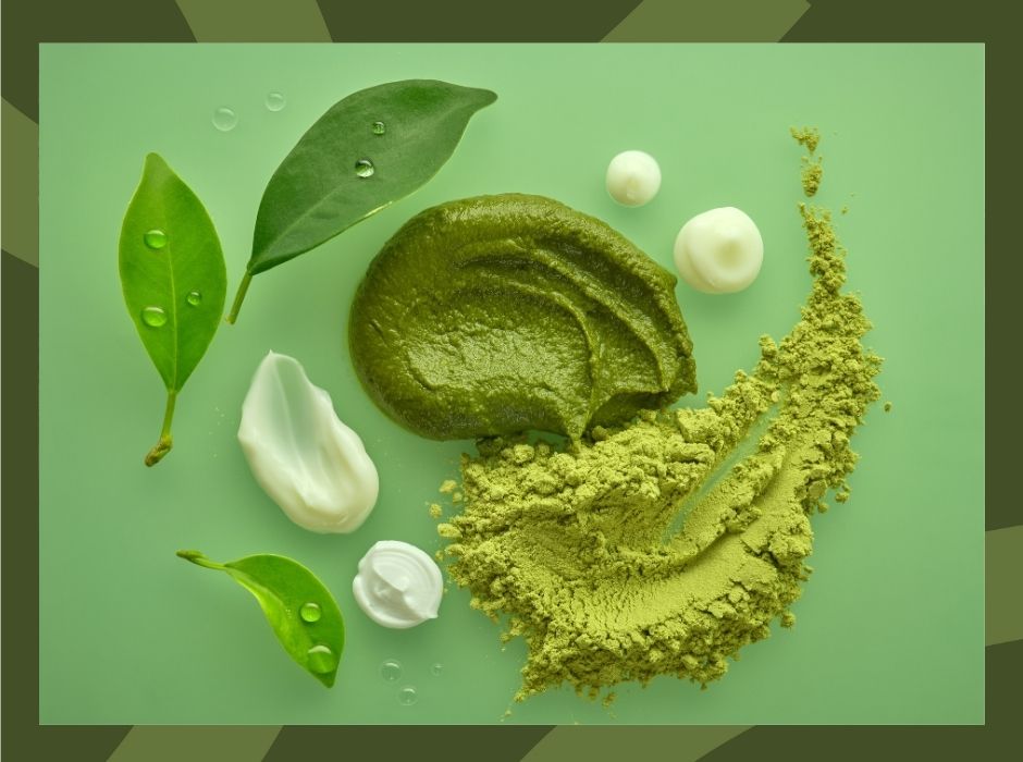 Naturalne składniki kosmetyków organicznych: zielona pasta, proszek roślinny i kremy na tle z liśćmi.