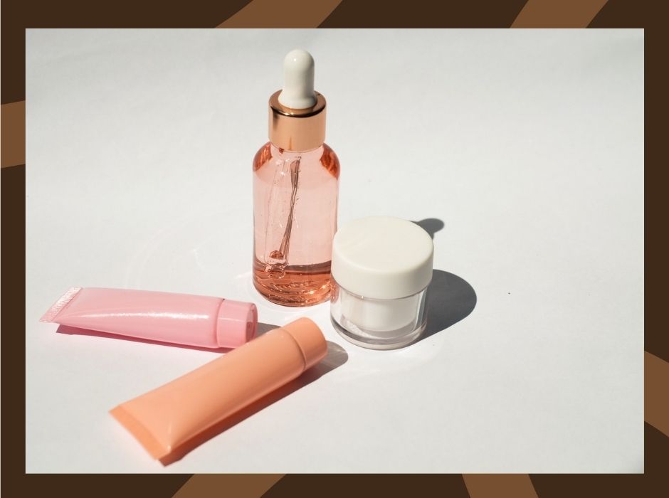 Produkty kosmetyczne w tubkach i butelce z pipetą – przykład formuł mogących zawierać PEG.