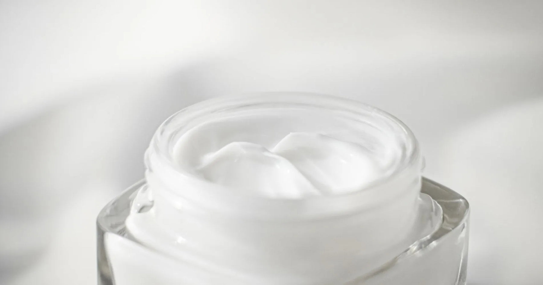 Krem z DMAE w szklanym słoiczku – kosmetyk ujędrniający do pielęgnacji skóry twarzy.