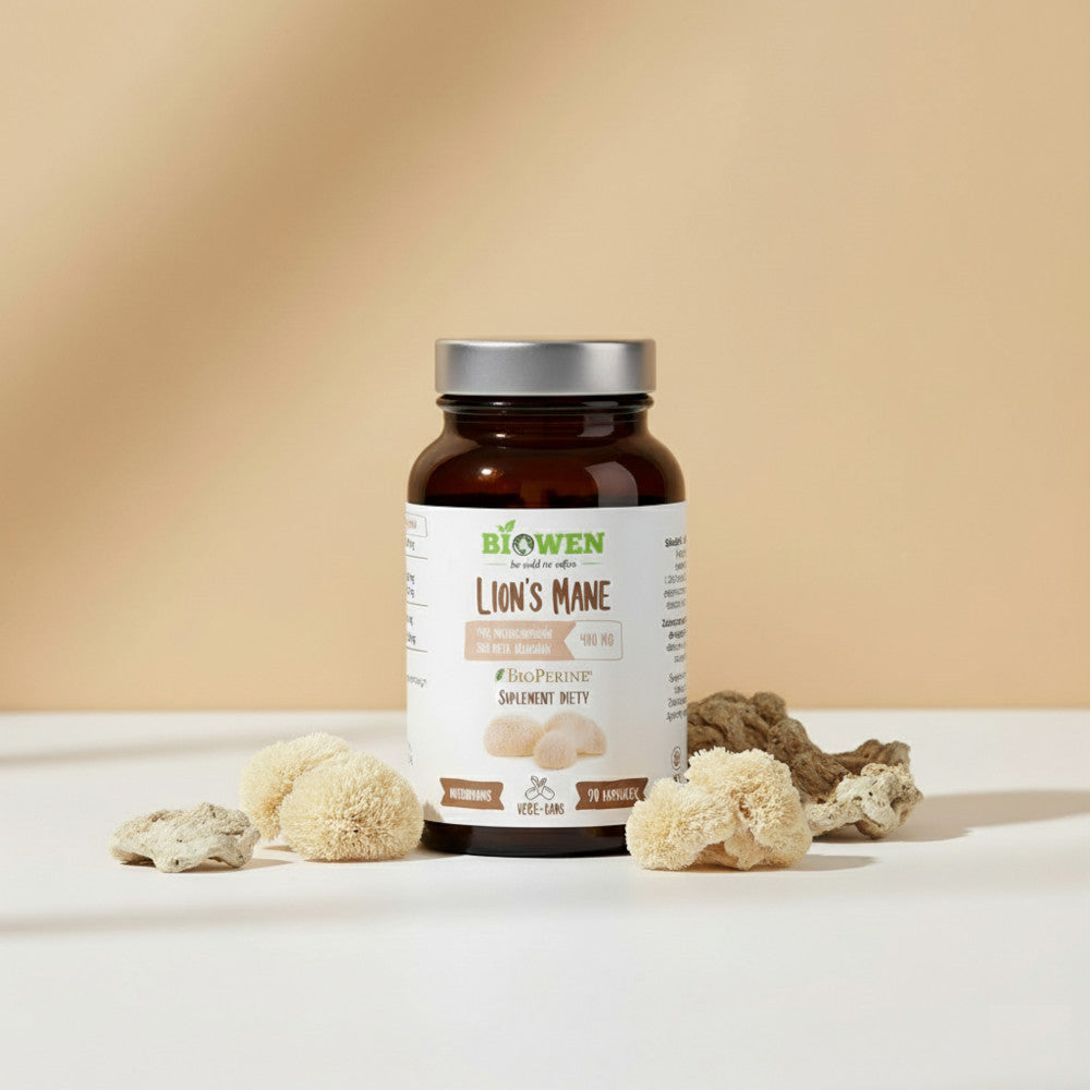 Słoiczek Biowen Lion’s Mane 90 kapsułek ustawiony na jasnym tle z grzybami