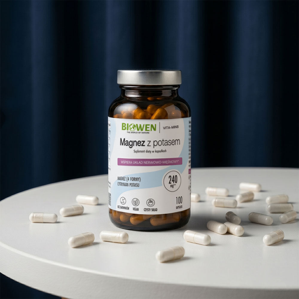 Magnez z potasem Biowen 240 mg na stole z kapsułkami