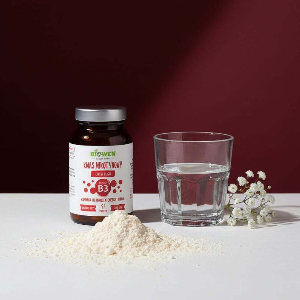 Niacyna (witamina B3) Biowen Proszek 120 g w słoiczku obok szklanki wody, proszku i białych kwiatów na bordowym tle.